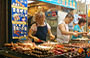 MONG KOK. Spiedini di carne in vendita sulle bancarelle nei pressi del Mercato per le Signore