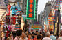 KOWLOON. Mong Kok con i suoi affollati mercati tra condomini alti e fatiscenti, propone la faccia autentica di Hong Kong