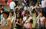 KOWLOON. Donne nella stazione della metropolitana di Mong Kok