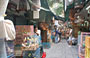 MONG KOK. I chioschi del Mercato degli Uccelli annoverano, in un grazioso e melodioso cortile, centinaia di volatili, fringuelli, pappagalli, passeri e cacatue 