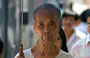 WAN CHAI. Sembra una vera e propria sfilata di personaggi quelli che osserviamo passare: quest'anziano cinese con il suo parasole Papapanda è davvero buffo