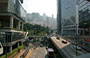 DA ADMIRALTY A CENTRAL. Da Admiralty vista sulla Bank of China Tower tra strade e sopraelevate
