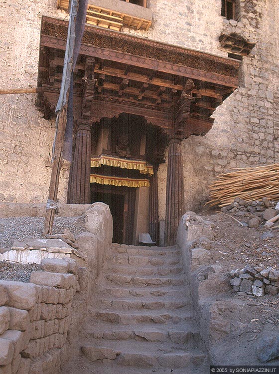 LEH - LADAKH  - Leh Palace - particolare del portale di accesso in legno