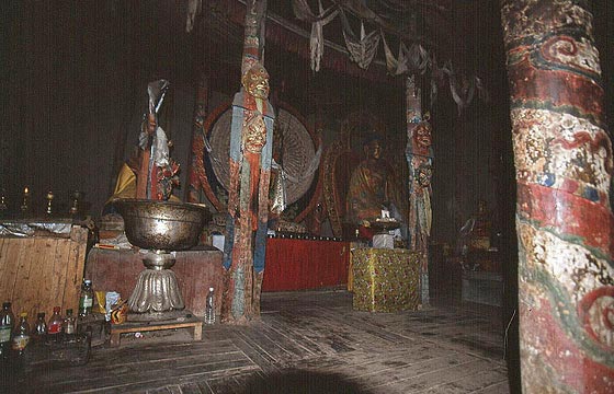 LEH - LADAKH  - Leh Palace - la sala delle preghiere in legno