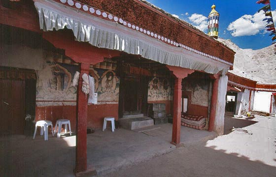 LEH - LADAKH - Soma Gompa: il portico antistante la sala delle preghiere