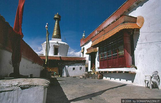LADAKH - HIMALAYA - Shey Gompa - lo stupa e sulla destra la sala delle preghiere