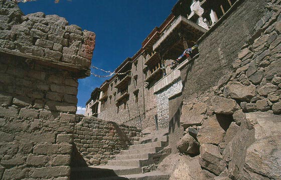 LADAKH - HIMALAYA - Shey Gompa - la ripida salita e scalinata per raggiungere il monastero tra sassi e muri in pietra 