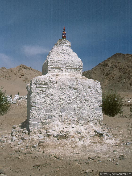 LADAKH - TERRA BUDDHISTA - Shey - stupa buddhista 