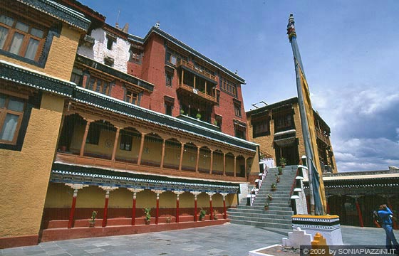 TIKSE GOMPA - La sala della preghiera con ampia scalinata vista dal cortile interno: il monastero è stato interamente restaurato