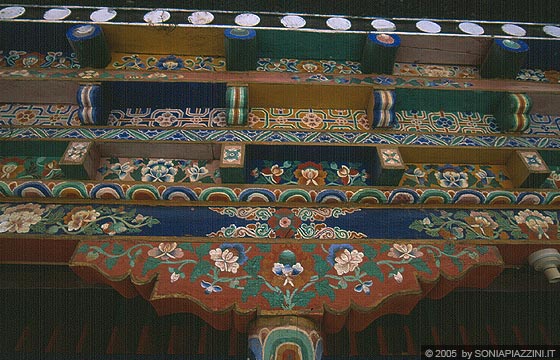 LADAKH - Il pacchetto di copertura in legno del portico interamente decorato e dipinto del Tikse Gompa