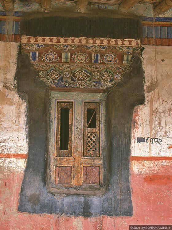 LADAKH - HIMALAYA - Tikse Gompa - particolare di una finestra in un'ala del monastero ancora non restaurata