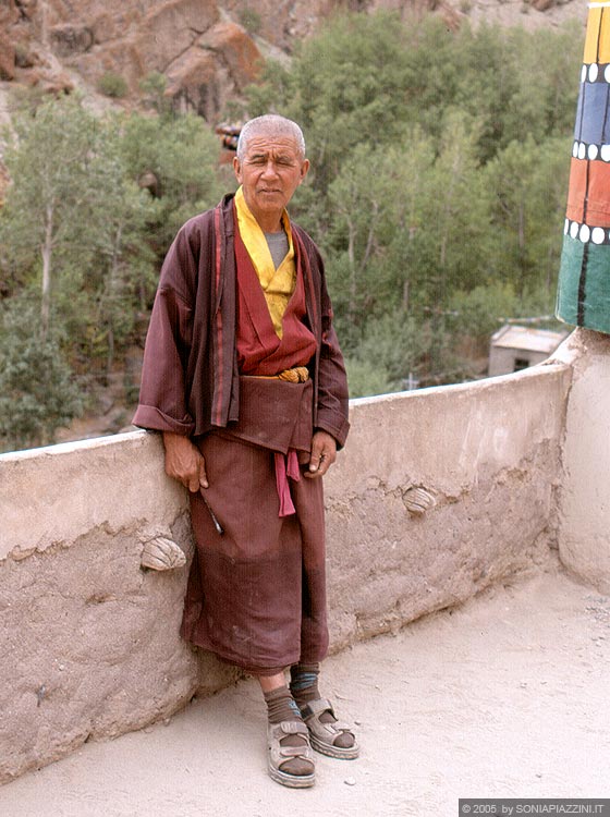 LADAKH - HIMALAYA - Un monaco buddhista del Gompa Hemis accetta di farsi fotografare