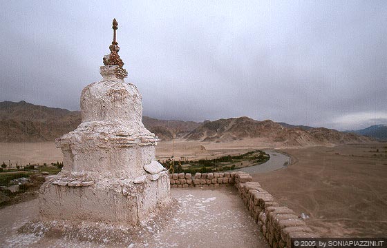 LADAKH  - La valle dell'Indo vista dallo Stakna Gompa ed in primo piano un caratteristico stupa