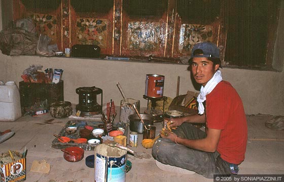 LADAKH - I lavori di restauro allo Stakna Gompa: un giovane lavoratore stà preparando i colori e le vernici con tinte naturali - impasti e cottura