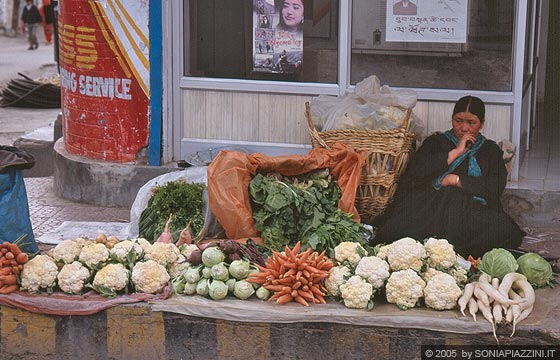 LEH  - Main Bazar Road: donne tibetane vendono verdura sui marciapiedi della via