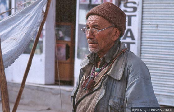 LEH - LADAKH - HIMALAYA - Verso il capolinea dei bus: persone e volti del Ladakh
