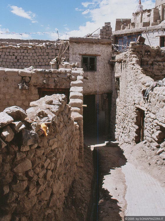 LEH - Le intricate viuzze della città vecchia affiancate dalle tipiche costruzioni del Ladakh e i fognoli a cielo aperto