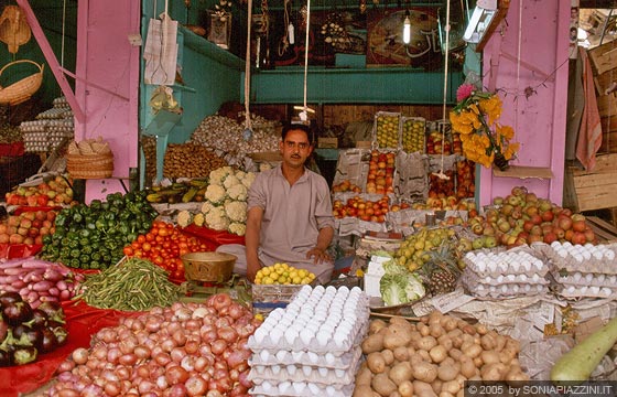 LEH - Mercato di frutta e verdura all'angolo di Old Fort Road: uno dei venditori della foto di gruppo ci ha chiesto di fotografarlo al suo banco