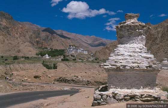 LADAKH - Likir Gompa - in primo piano uno stupa nel paesaggio e in lontananza il gompa di Likir