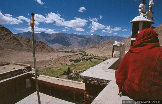 LIKIR GOMPA - Dai tetti del monastero splendida vista sul paesaggio circostante - in primo piano un monaco buddhista di spalle 