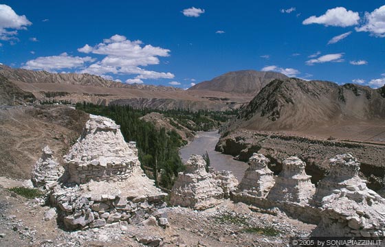 LADAKH - Da Likir ad Alchi - Caratteristico paesaggio del Ladakh: in primo piano i caratteristici stupa disseminati nel paesaggio e sullo sfondo la valle dell'Indo e le aride alture