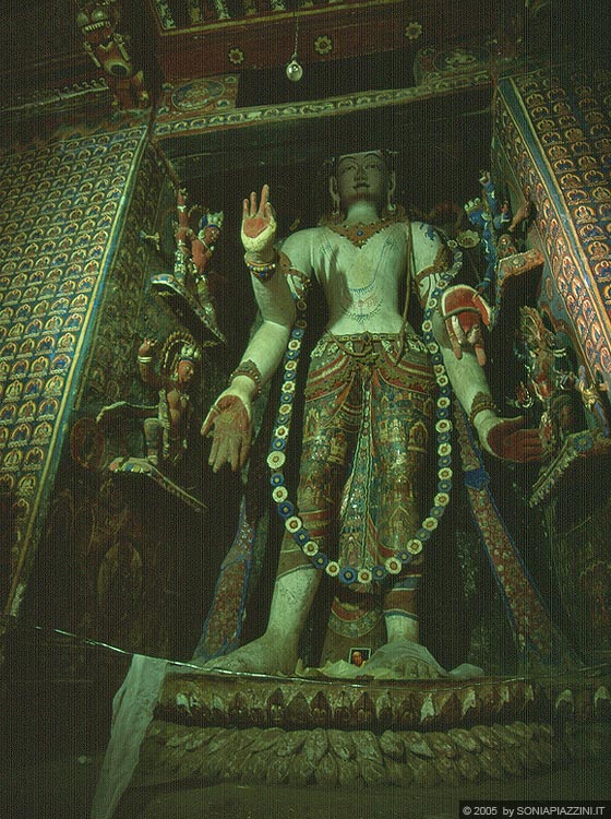 LADAKH - Gompa di Alchi - Sumtsek: statua centrale di Maitreya
