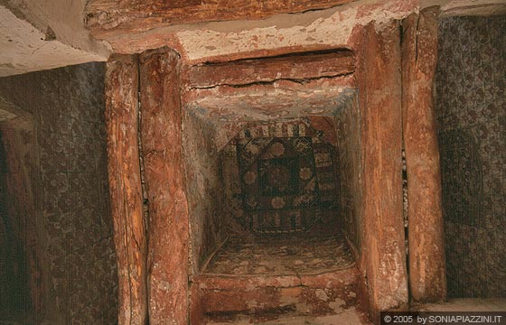 LADAKH - Gompa di Alchi - vista dal basso verso l'alto dei soffitti riccamente decorati con minuscole e dettagliatissime raffigurazioni di un edificio o stupa del monastero