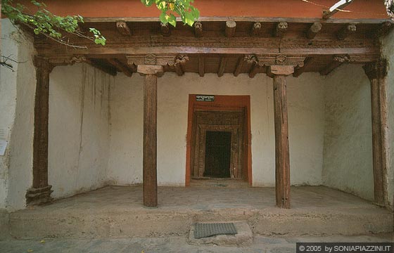 LADAKH  - Gompa di Alchi - Dukhang (sala principale delle preghiere)