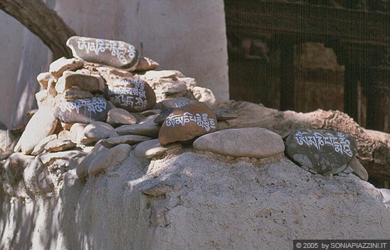 LADAKH - Gompa di Alchi - particolare di alcune pietre con iscrizioni nei pressi del Sumtsek