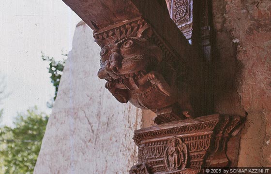 LADAKH - Gompa di Alchi - Sumtsek - le ricche sculture lignee del portico d'accesso 