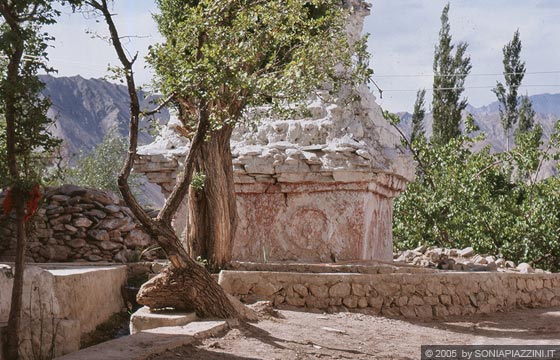LADAKH - HIMALAYA - Gompa di Alchi - un'antico stupa all'interno del monastero
