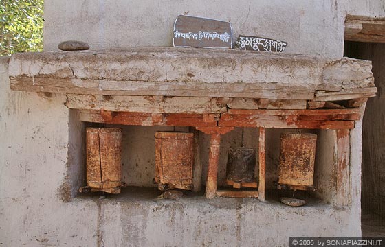 LADAKH - Gompa di Alchi - le antiche ruote della preghiera in legno