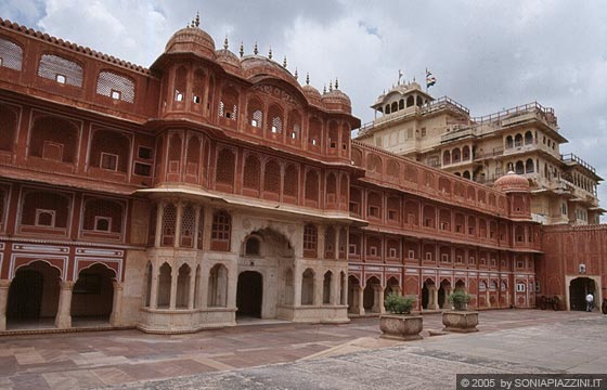 JAIPUR - City Palace - cortile del Chandra Mahal, Peacock Gate