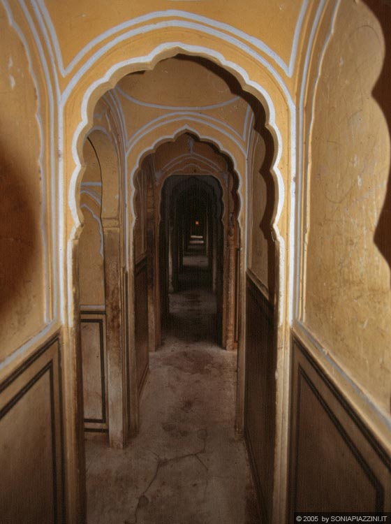 RAJASTHAN ORIENTALE - Gli interni del Palazzo dei venti (Hawa Mahal) a Jaipur 