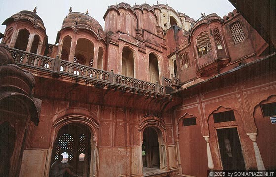 RAJASTHAN ORIENTALE - L'Hawa Mahal (Palazzo dei venti) è il simbolo di Jaipur