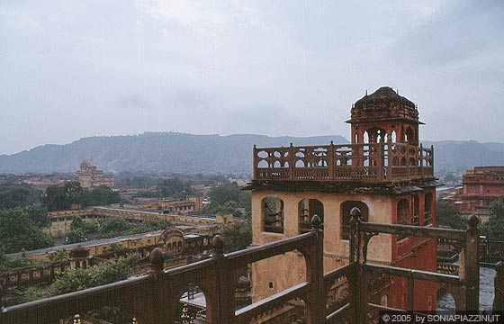 RAJASTHAN ORIENTALE - Dalla terrazza sul tetto del Palazzo dei venti vista su Jaipur