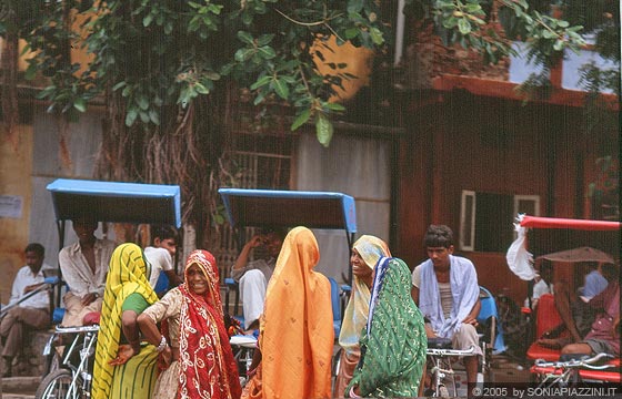 RAJASTHAN ORIENTALE - Jaipur - donne indossano i colorati vivaci e tradizionali abiti indiani 