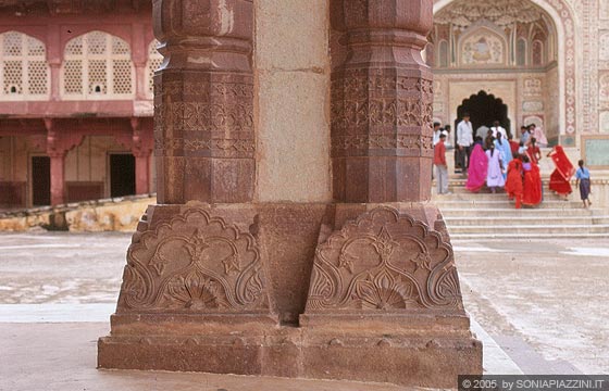 JAIPUR - Amber Fort - Diwan-i-Am - particolare dei basamenti dei pilastri accoppiati finemente scolpiti