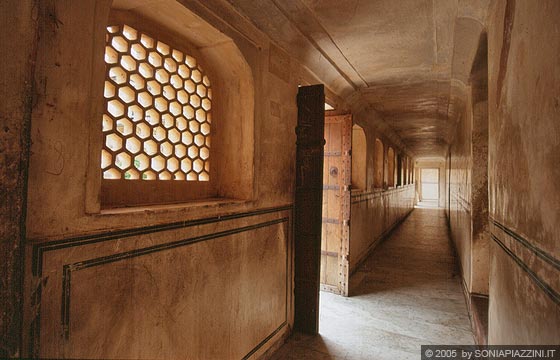 JAIPUR - Amber Fort - particolare di un ingresso di accesso alla terrazza superiore: le finestre a traforo