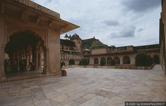 JAIPUR - Amber Fort - vista d'insieme della terrazza superiore - gli appartamenti del maharaja