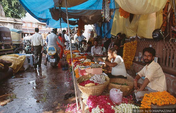 JAIPUR - Il colorato e vivace mercato dei fiori nei pressi del parcheggio dei tuk tuk 