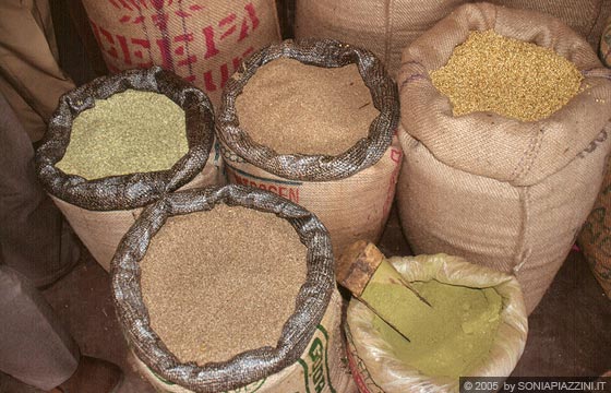 RAJASTAN ORIENTALE - Il bazar di Jaipur - il civaiolo vende spezie ma anche legumi e vivande in sacchi