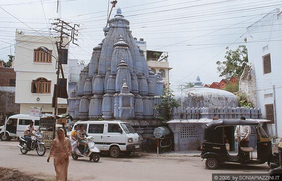 RAJASTHAN MERIDIONALE - Udaipur - un tempio induista dipinto di violetto