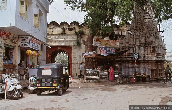 UDAIPUR - Un piccolo tempietto induista e sullo sfondo la porta di accesso ai ghat