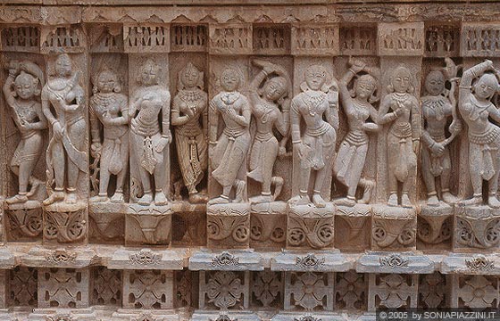 UDAIPUR - Jagdish Temple - particolare delle raffinate decorazioni scultoree del basamento