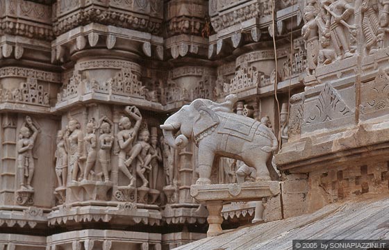 RAJASTHAN MERIDIONALE - Jagdish Temple - altorilievi e figure a tutto tondo