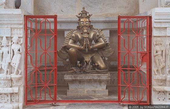UDAIPUR - Nel santuario di fronte al Jagdish Temple è custodita questa statua in ottone di Garuda, veicolo di Shiva, creatura per metà uccello e per metà animale
