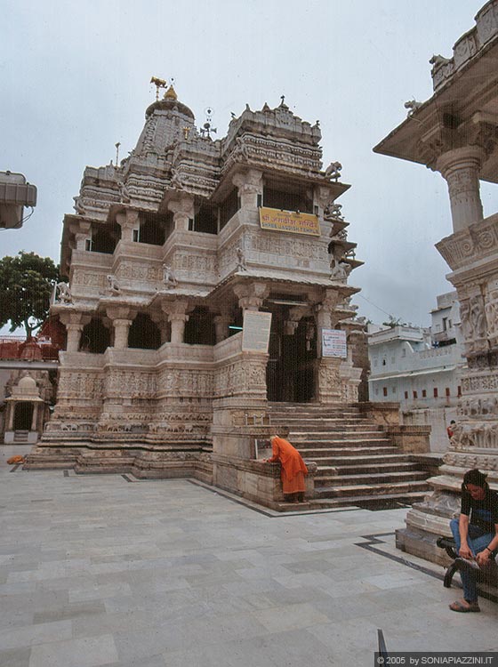 UDAIPUR - Jagdish Temple - il tempio è dedicato a Vishnu e all'interno ne conserva una statua in pietra nera rappresentato come Jagannath o signore dell'Universo (che non è possibile fotografare)
