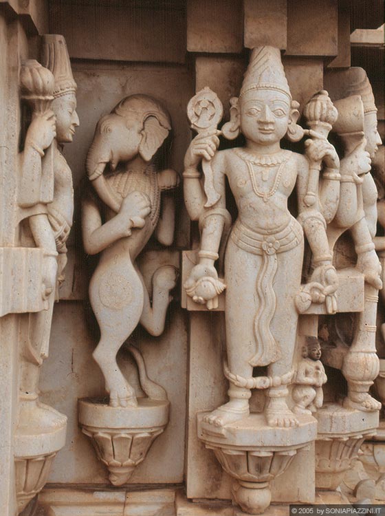 RAJASTHAN MERIDIONALE - Udaipur - le ricche decorazioni scultoree di un tempio minore che abbiamo incontrato dirigendoci al City Palace