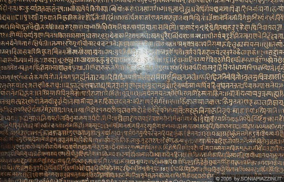 UDAIPUR - Antiche scritture in sanscrito del tempio che abbiamo visitato dirigendoci al City Palace